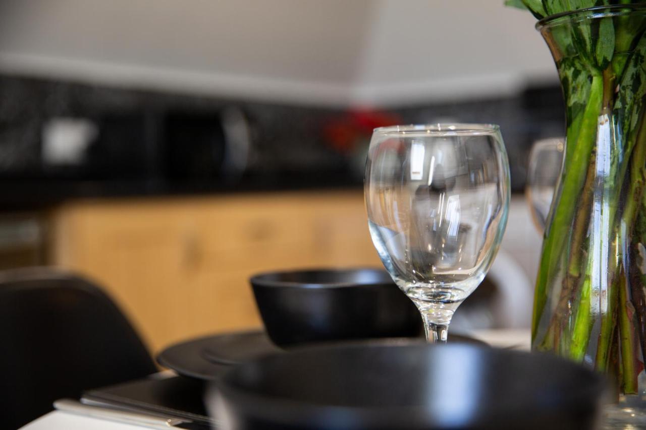 Velvet 2-Bedroom Apartment, Clockhouse, Hoddesdon Bagian luar foto