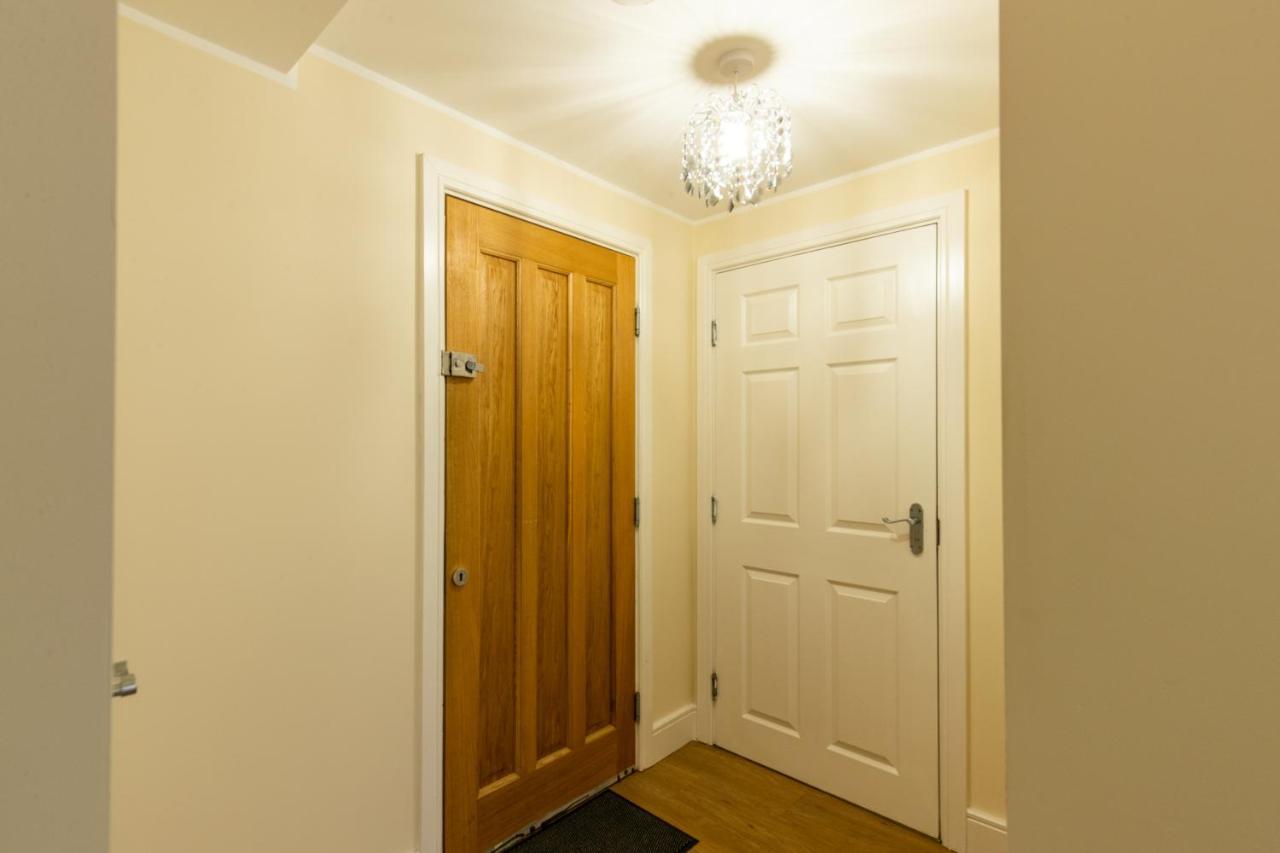 Velvet 2-Bedroom Apartment, Clockhouse, Hoddesdon Bagian luar foto
