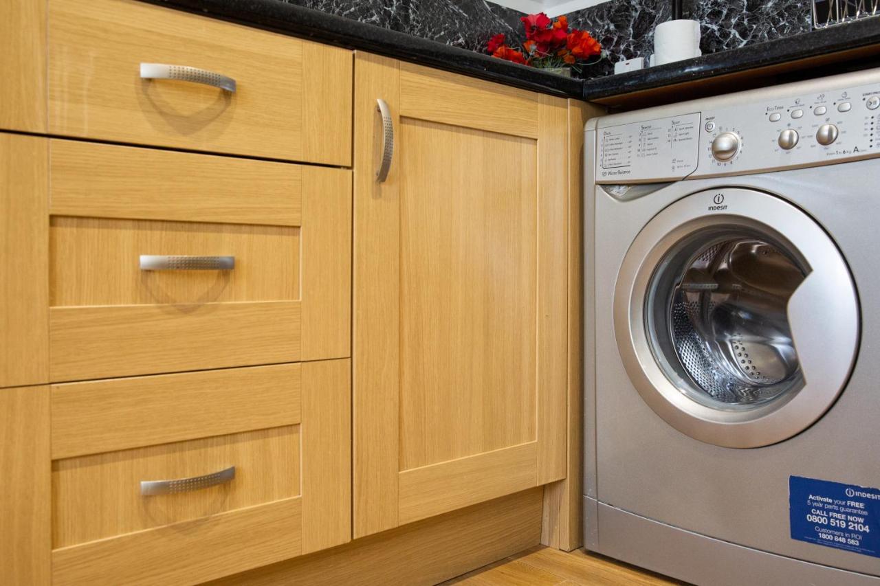 Velvet 2-Bedroom Apartment, Clockhouse, Hoddesdon Bagian luar foto