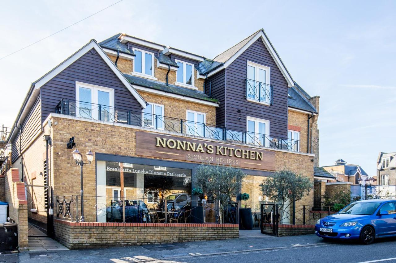Velvet 2-Bedroom Apartment, Clockhouse, Hoddesdon Bagian luar foto